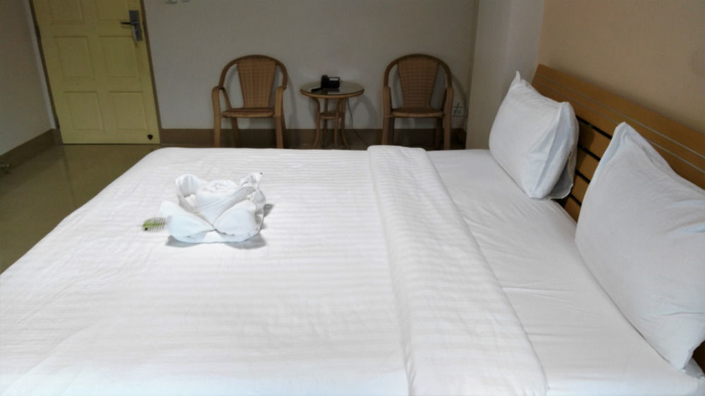 Ck2 Hotel Bangkok Bagian luar foto